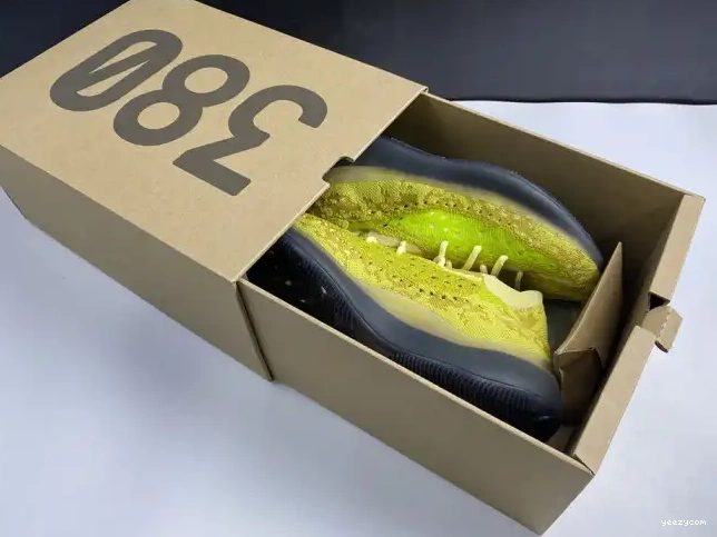 380 HYLTE GLOW ADIDAS FZ4990 YEEZY BOOST 0526